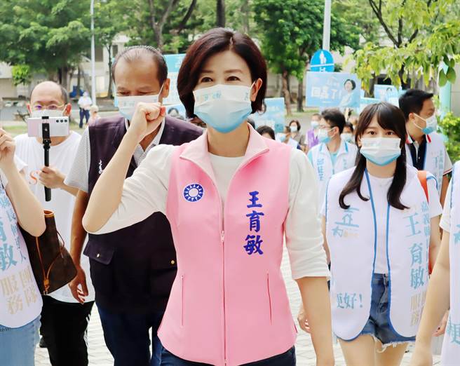 国民党嘉义县长参选人王育敏今邀争取连任的嘉义县长翁章梁电视辩论，遭翁章梁回应嘉义乡亲不想看到「逗嘴鼓」的政治人物，认为翁是变相拒绝接下战帖。（吕妍庭摄）