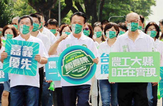 嘉义县长翁章梁指王育敏是临危授命来嘉义县选举，乡亲想看到的是「做事」的人，不是「逗嘴鼓」的政治人物。（吕妍庭摄）