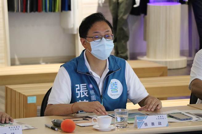 国民党桃园市长参选人张善政今晚透过脸书细数3年研究成果。（蔡明亘摄）