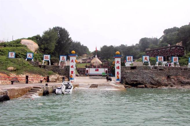 陆军金门防卫指挥部表示，今（31）日18时起，迄20时止，分别于大胆、草屿及烈屿地区，发现民用无人机3批3架次。（图／李金生摄）