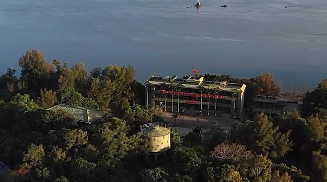 无人机拍到的基地营舍外观为红白色系，但在8/22央视的相关报导中，已经是迷彩涂装。（翻摄央视军事）