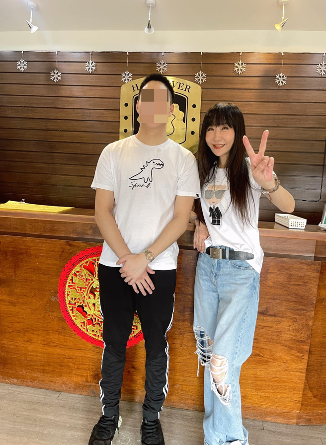 金瑞瑶打扮的很年轻，身材也很纤瘦。（图／FB@王中言）