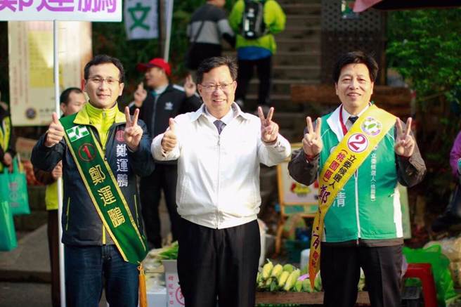 桃园市长郑文灿(中)曾陪同郑运鹏(左)、郑宝清(右)拜票，昔日同志今决裂。（资料照／甘嘉雯摄）