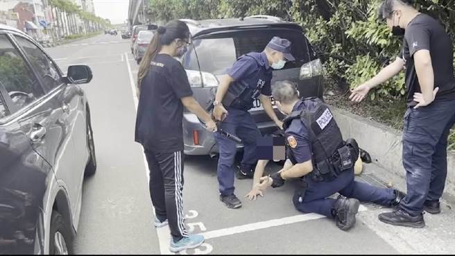 新北市五股區今(31)日中午發生一起強盜案件，29歲趙姓男子受友人所託，前往五股區凌雲路附近收取欠款，當趙男駕車抵達現場時，竟遭對方4人合謀持電擊棒搶劫；蘆洲警方獲報後不敢大意，3小時內已循線逮捕主嫌已及1名共犯，並持續追捕剩下的共犯。(蘆洲警分局提供)