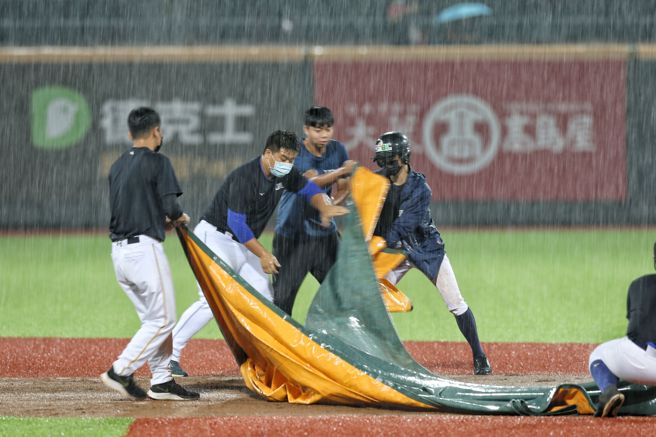 味全龍與樂天桃猿之戰受到強颱「軒嵐諾」外圍環流影響，比賽4度暫停。（杜宜諳攝）