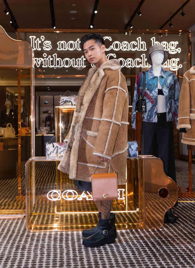 高尔宣此次穿搭最喜欢的就是身上那件大衣，更直呼跨年想穿这种剪羊毛单品。（吴松翰摄）