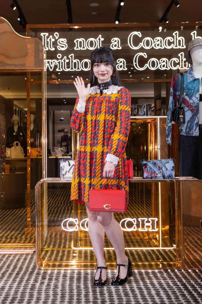 黑嘉嘉以90年代復古女伶风格亮相，透露自己最近很喜欢这种復古穿搭。（吴松翰摄）