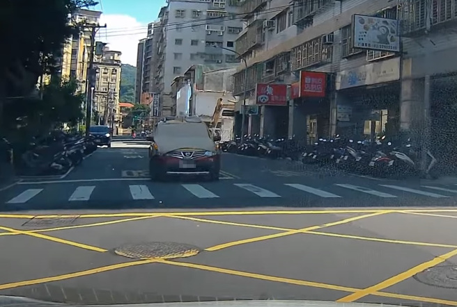 有驾驶行经新北市土城区某路口时，惊见计程车前挡「敷面膜」，让她不禁疑惑要怎么开车。（翻摄自YouTube频道「WoWtchout - 地图型行车影像分享平台」）