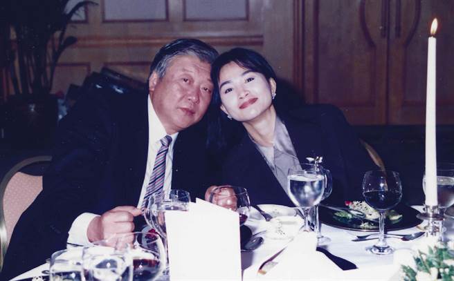 凤飞飞（右）和夫婿的合照。（左右文化提供）