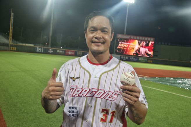 味全龙林智胜敲出生涯第298轰。（杜宜谙摄）