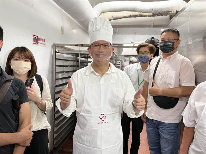 林佳龙穿戴厨师帽、手套、围裙。（李奇叡摄）