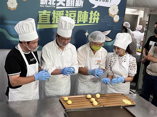 罗文崇特别把活动安排在永和知名饼店「王师父饼舖」，邀请林佳龙和林楚茵亲手包月饼。（李奇叡摄）