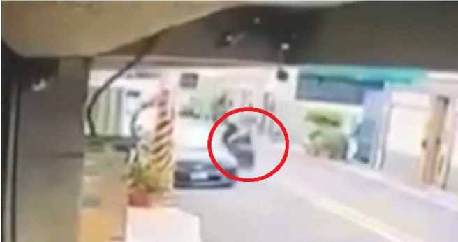 开枪男子趁对方回家时，直接衝到门口连开10枪，整个犯案过程不到5秒，开枪男子即驾车离开，目前仍在逃亡中，男子事后还放火焚烧车辆，企图湮灭证据。（翻摄照片）