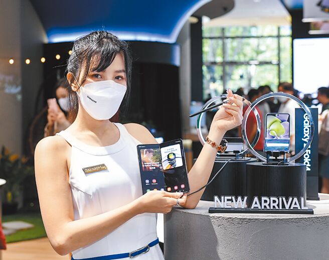 台湾三星30日举行两款新机的开卖活动。图／王德为