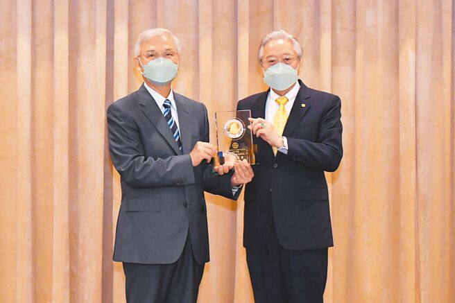 中央银行举办「中小企业专案贷款绩优金融机构颁奖典礼」，由中央银行总裁杨金龙（左）颁奖予合库银行董事长雷仲达（右）。图／合作金库银行提供