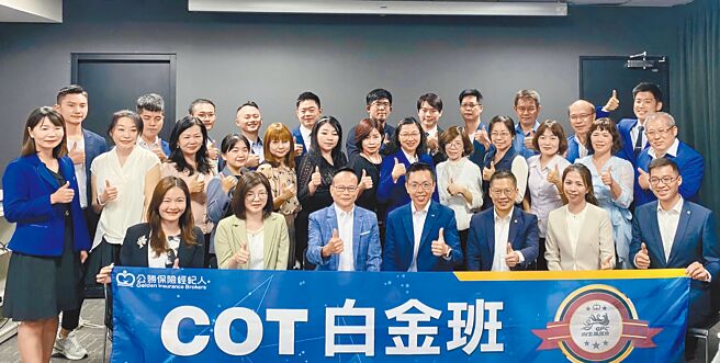 公胜保经总经理蔡圣威（前排中）表示，「凤凰白金班」精英学员透过专业养成与个案分析，以实务研讨工作坊方式，可望成为COT顶尖人才。图／公胜保经提供