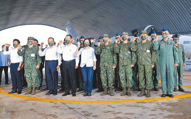 蔡英文总统（前排中）30日赴澎湖勖勉驻防的空军「天驹部队」，和国防部长邱国正（前排右四）等人在IDF经国号战机前合影，并颁发加菜金，感谢国军弟兄在中共绕台军演期间的辛劳，预祝官士兵中秋节快乐。（黄世麒摄）