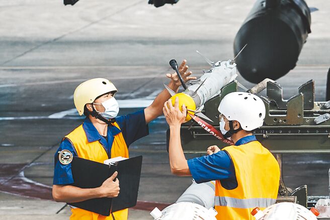 美媒29日報導，拜登政府計畫正式要求國會批准一項約11億美元的對台軍售案，其中包括60枚「魚叉」反艦飛彈和100枚「響尾蛇」空對空飛彈，當中，響尾蛇飛彈將掛載於美國出售給台灣的F-16戰機上。圖為我國空軍第五聯隊日前執行戰備任務的畫面。（本報資料照片）