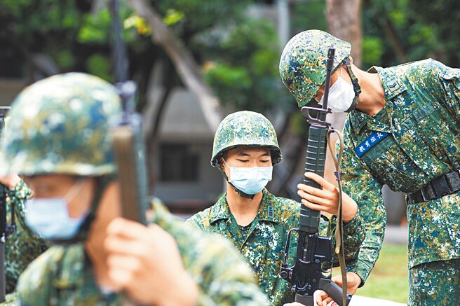 前参谋总长李喜明指出，如果不能在组织文化、部队风气及训练内容上痛下针砭，役期即使延长到2至3年，国军的战力也不过是增加了「量」。图为国军联合入伍训练的画面。（军闻社）