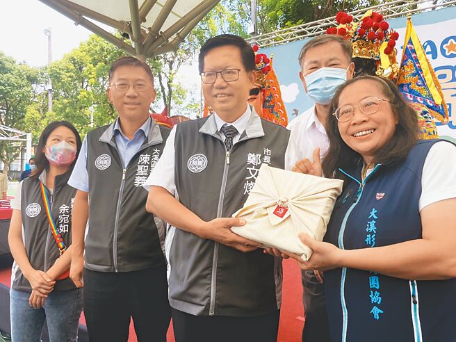 國民黨指桃園市長鄭文燦（右三）施壓放寬3+11，他說若有參加會議就退出政治。（呂筱蟬攝）