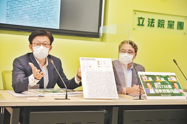 民进党立院党团30日举行记者会，立委郭国文（左）指控国民党桃园市长参选人张善政「抄袭A钱 」。（杜宜谙摄）