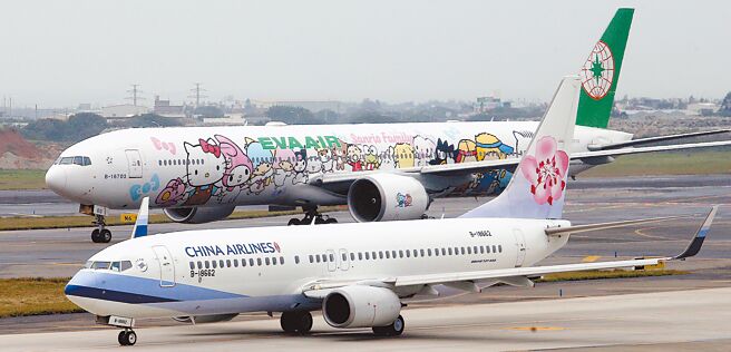 圖為桃園機場內，華航及長榮航空班機正在滑行。（本報資料照片）