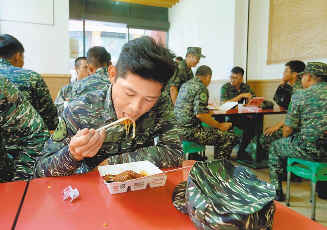 经济部商业司与国防部合作，推出九三军人节优惠活动，向辛劳的三军将士们致敬。（本报资料照片）