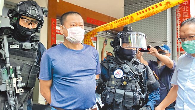 犯下南投康建生技4死1重伤枪击案的凶手李鸿渊(中)，遭南投地检署起诉并求处死刑。（本报资料照片）