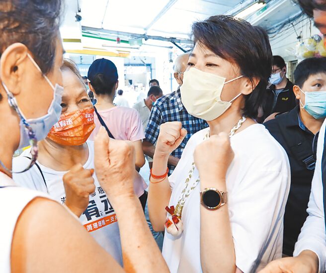 台北市长参选人黄珊珊（右）30日前往内湖的湖光市场，回到最初当选议员的根据地向当地民眾拜票，寻求支持。（郑任南摄）