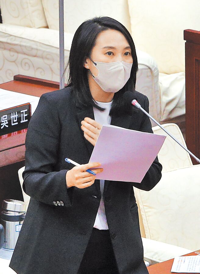 台北市长柯文哲上任后力推「三猫计画」，议员耿葳质疑柯文哲8年任期过去，三猫计画沦为口号毫无成效，还年年亏损。（赵双杰摄）