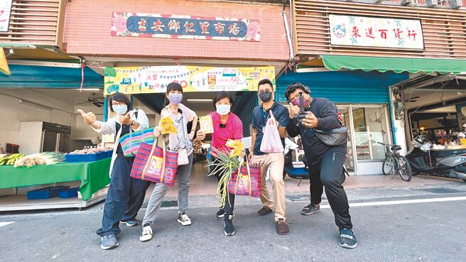 花蓮吉安鄉公所推出「消費滿額集點數換100元購物券」活動，盼帶動傳統市場買氣。（吉安鄉公所提供／羅亦晽花蓮傳真）