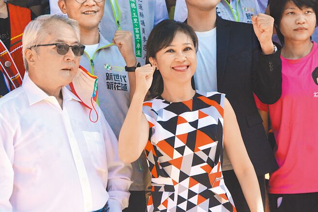 民进党花莲县长参选人Kolas Yotaka（谷辣斯‧尤达卡）（前右），30日在国策顾问卢博基（前左）等人陪同下登记参选，并在选委会门口发表参选政见。（王志伟摄）
