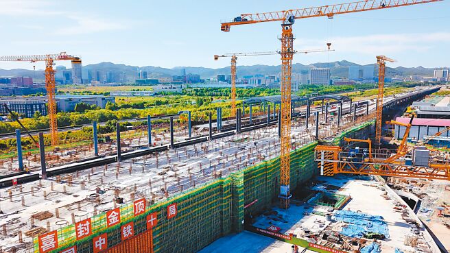 《2022年上半年中国财政政策执行情况报告》，指出今年以来实施新的组合式税费支持政策，着力稳定宏观经济大盘。图为济莱高铁歷城站混凝土主体结构提前封顶（新华社）