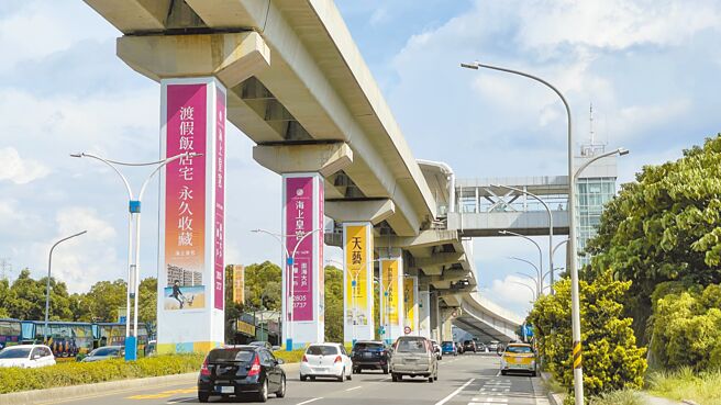 淡海轻轨的轨道墩柱上出现大量的建商广告，新北捷运公司解释，墩柱广告为公开招标，对于在地厂商的宣传需求上，确实以建商居多，并非刻意针对建商所提供。（吕健豪摄）