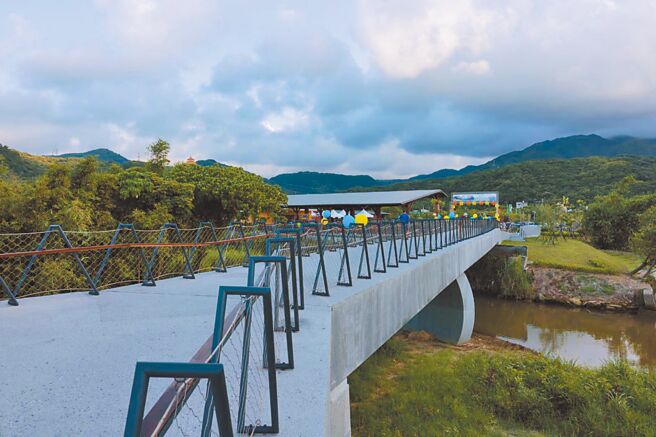 新北市城乡局兴建跨越员潭溪的大鹏景观桥，连接万金自行车路线。（新北市城乡局提供／王扬杰新北传真）