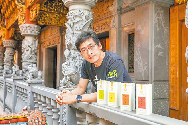 新北市三峡区戴记茶坊第4代负责人戴文祥以手工作业坚持种植茶叶，今年一举获得新北「美人茶比赛」头等奖、「蜜香红茶」特等奖殊荣。（新北市农业局提供／蔡雯如新北传真）
