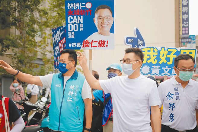 国民党新竹市长参选人林耕仁（左）30日在国民党前主席江启臣等陪同下，在市区徒步拜票。（林耕仁提供／陈育贤新竹传真）