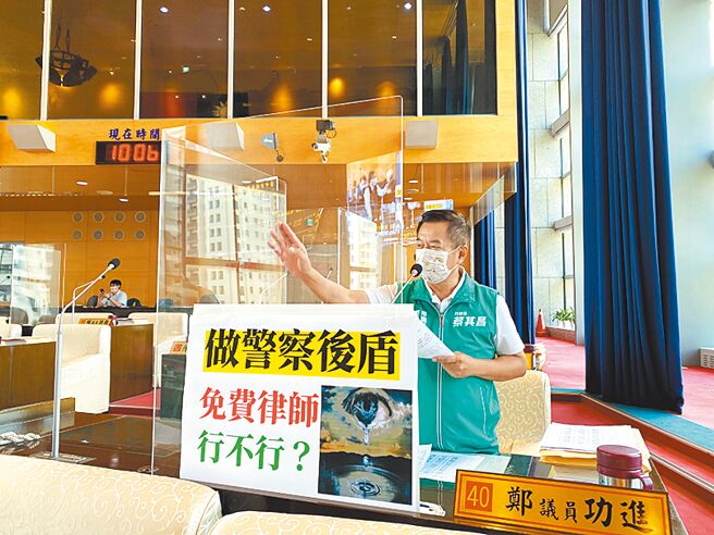 台中市议员郑功进指出，台中市平均一个月开近5万张违停发单，建议比照新北市在不影响安全状况下，降低夜间交通执法强度。（张亦惠摄）