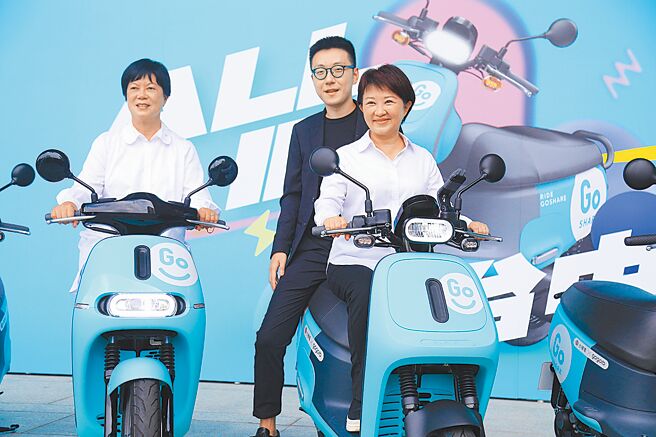 台中市長盧秀燕（右）出席Goshare啟用記者會表示，台中市電動公車數量為全台最多，大眾運輸可減少交通堵塞、節能減碳。（林欣儀攝）