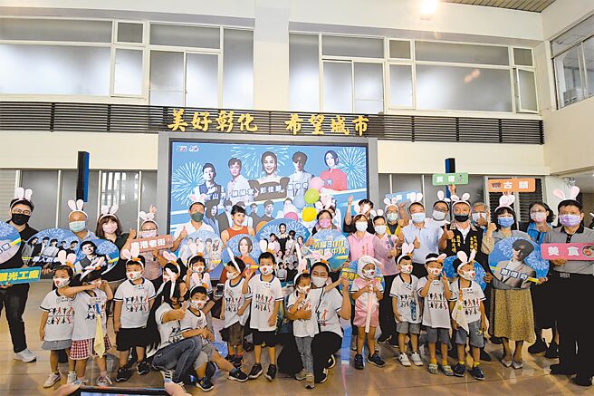 彰化县政府宣布，中秋节前夕9月9日在鹿港体育场举办金曲庆中秋演唱会，还首度安排无人机表演。（吴敏菁摄）