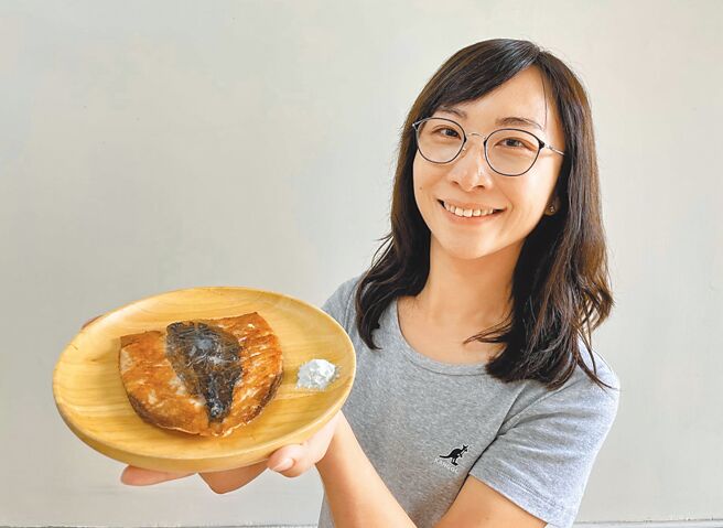 投身公职10多年的严佩瑜73年次，在嘉义县政府劳青处主推青年业务，获县长翁章梁赏识，鼓励她参选鹿草乡长，已获民进党徵召，正式投入选举。（取自严佩瑜脸书／吕妍庭嘉义传真）