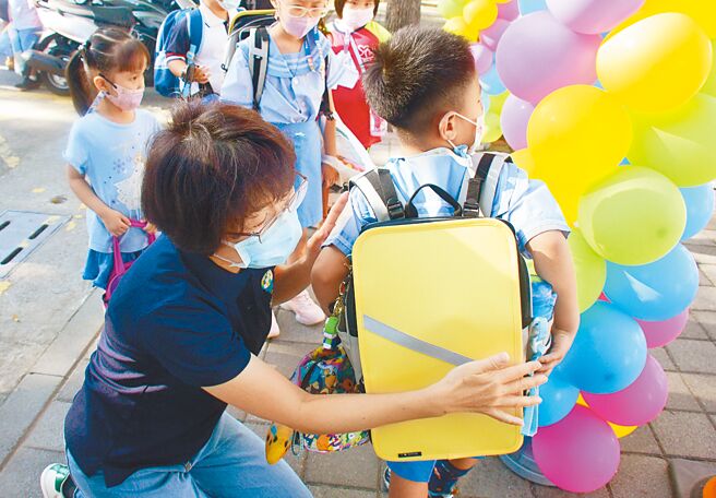台东县长饶庆铃在开学日到宝桑国小，了解小一新生背台东限定款书包上学的情形。（庄哲权摄）