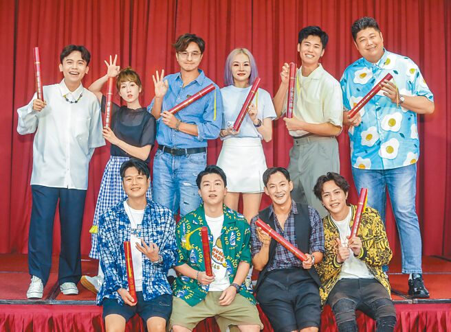 李易（前排左起）、张立东、威廉、鲶鱼，及黄豪平（后排左起）、玛丽、王少伟、花花、风田、哈孝远昨录制最后1集。（粘耿豪摄）