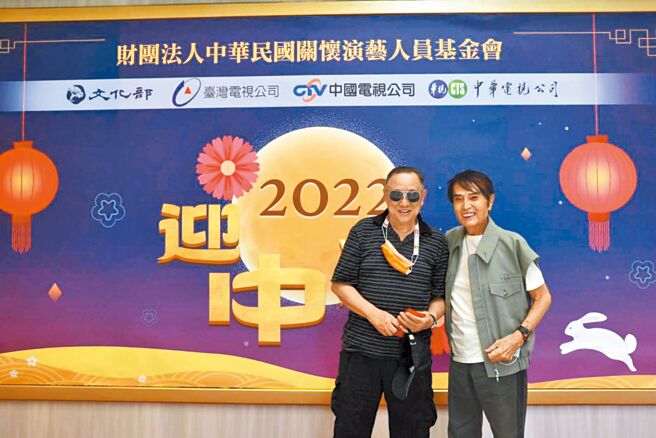 江彬（左）、林冲昨出席中华民国关怀演艺人员基金会活动。（中视提供）