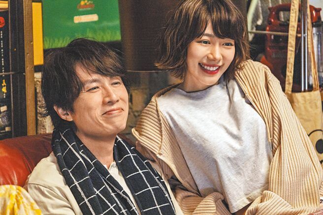 《飯戲攻心》劇情中黃子華（左）找來林明禎扮臨時女友。（華映提供）