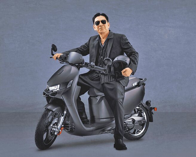 宏佳腾智慧电车Ai-1 Ultra Belt携手「不乖教父」高捷号召消费者表态挺不乖，新车售价11万9980元。（宏佳腾提供）