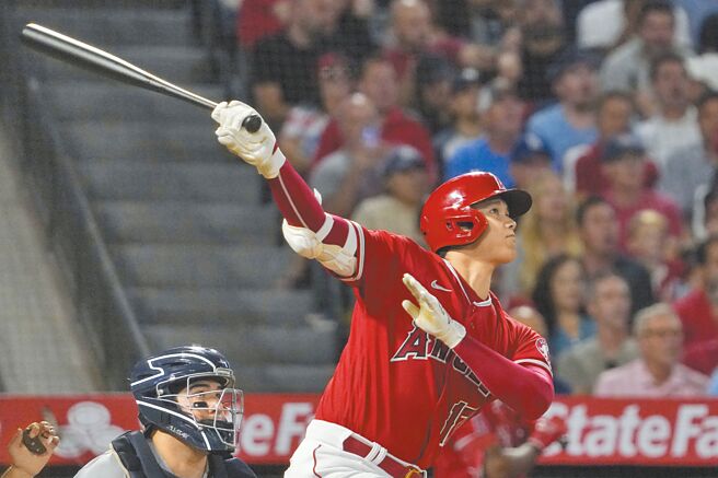 大谷翔平5局下將洋基右投孟塔斯的低角度指叉球撈成致勝兩分全壘打。（美聯社）