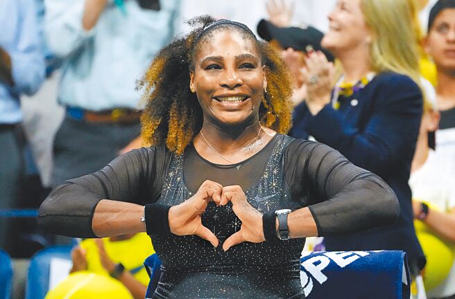 小威廉丝闯过美网女单首轮后，对场边比出爱心手势。（路透）