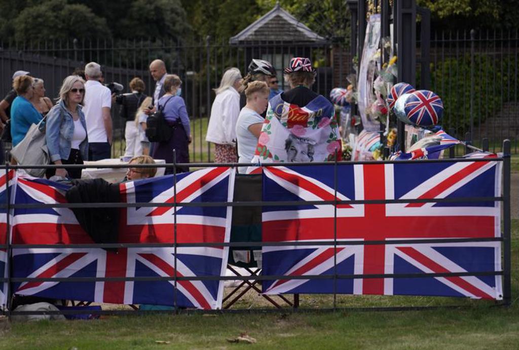 黛妃逝世25週年 悼念者聚集在伦敦肯辛顿宫大门外纪念戴妃。图/美联(photo:ChinaTimes)