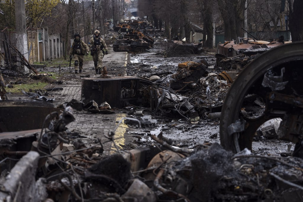 乌克兰首都基辅附近堆满俄罗斯坦克残骸的档案照。（美联社）(photo:ChinaTimes)